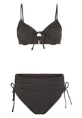 Schwarzes Bikini-Oberteil mit verstellbaren Spaghetti-Trägern und einem Knoten in der Mitte; dazu passender hochgeschnittener Bikiniunterteil mit gerafften Details und seitlichen Bindebändern.