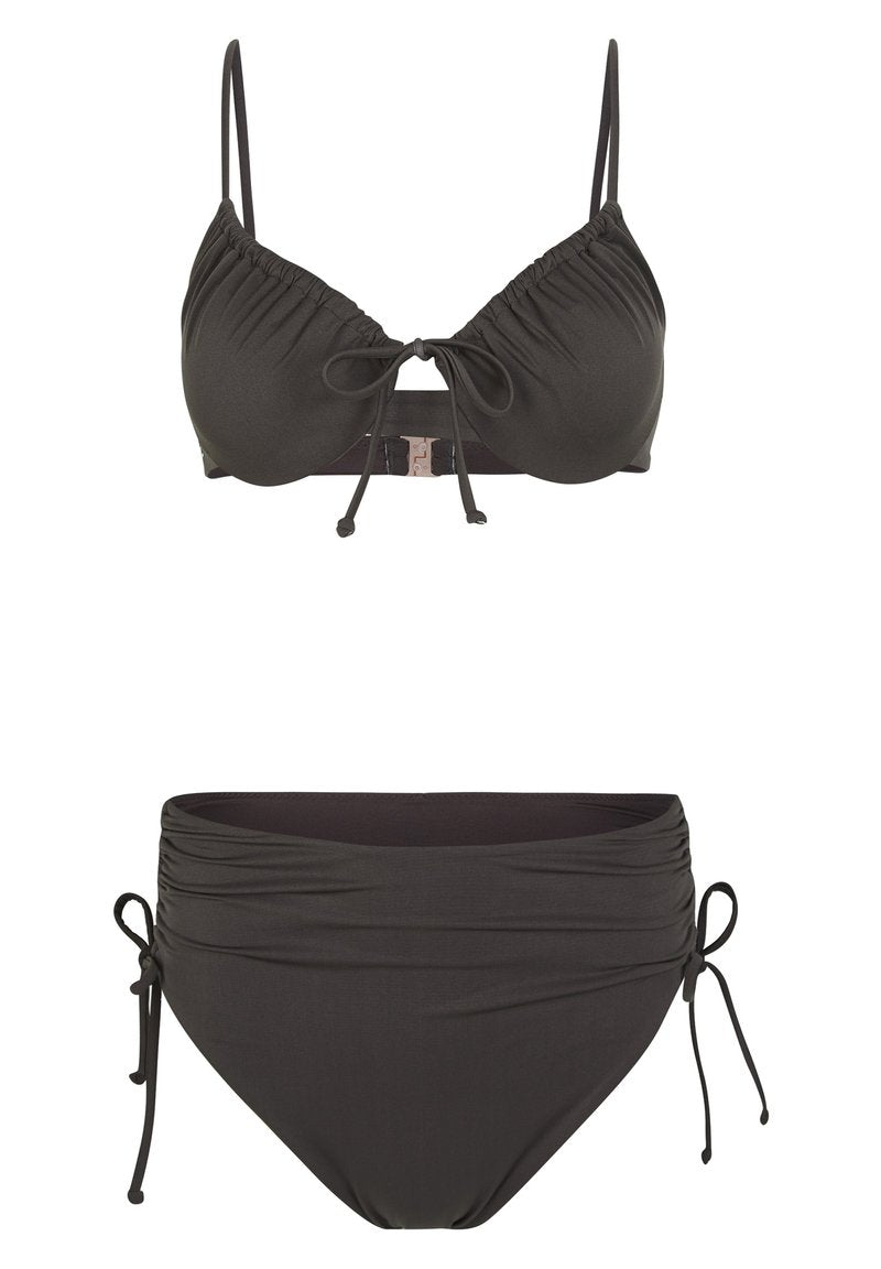 Schwarzes Bikini-Oberteil mit verstellbaren Spaghetti-Trägern und einem Knoten in der Mitte; dazu passender hochgeschnittener Bikiniunterteil mit gerafften Details und seitlichen Bindebändern.
