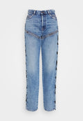 Hellblaue Jeans aus Denim mit hoher Taille und geradem Bein; verfügen über schwarze Blumenakzente an der Seite und kontrastfarbene Nähte.