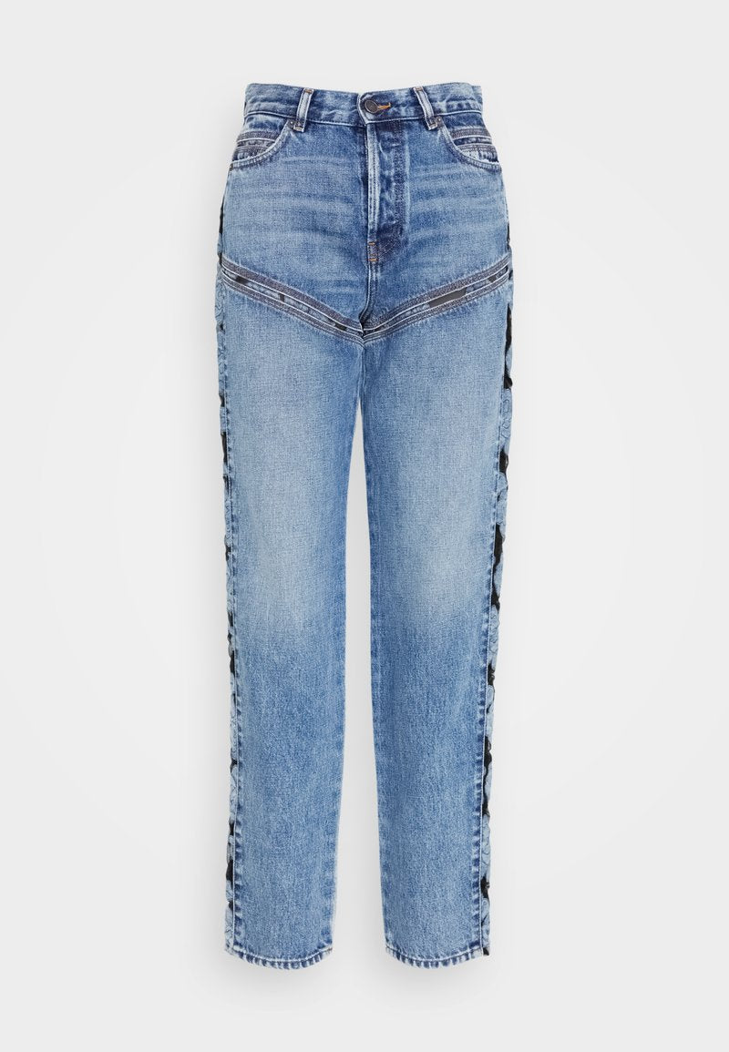 Hellblaue Jeans aus Denim mit hoher Taille und geradem Bein; verfügen über schwarze Blumenakzente an der Seite und kontrastfarbene Nähte.