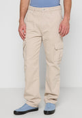 Beige Cargo-Hosen aus Baumwolle mit Seitentaschen, einem Knopf- und Reißverschluss, geradem Bein und gesteppten Details.