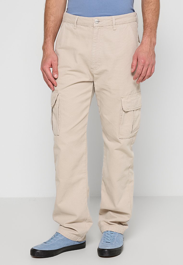 Beige Cargo-Hosen aus Baumwolle mit Seitentaschen, einem Knopf- und Reißverschluss, geradem Bein und gesteppten Details.