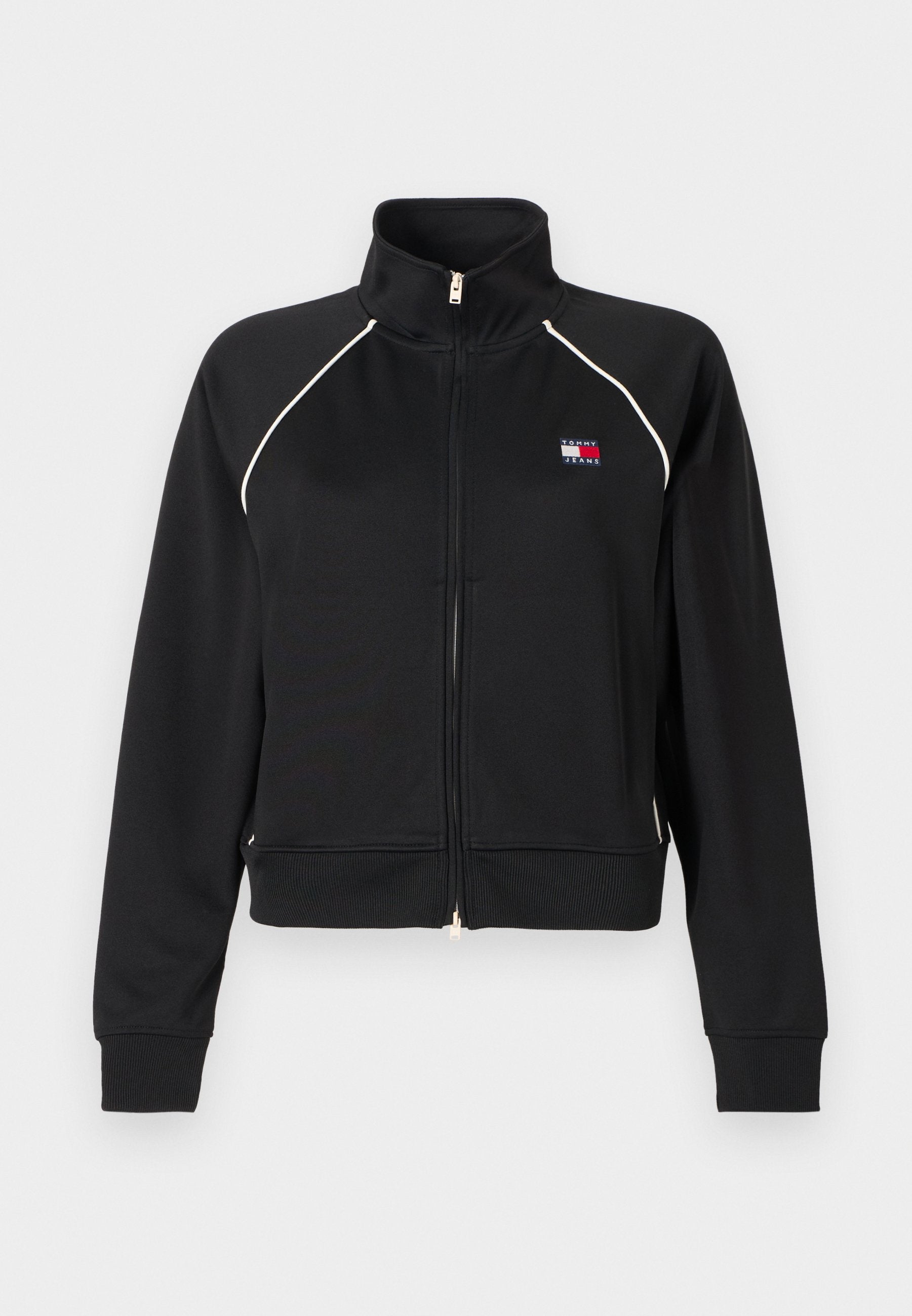 Schwarze Reißverschlussjacke mit hohem Kragen aus glattem Stoff. Verfügt über weiße Paspelierungen an den Schultern und ein kleines Logo auf der Brust.