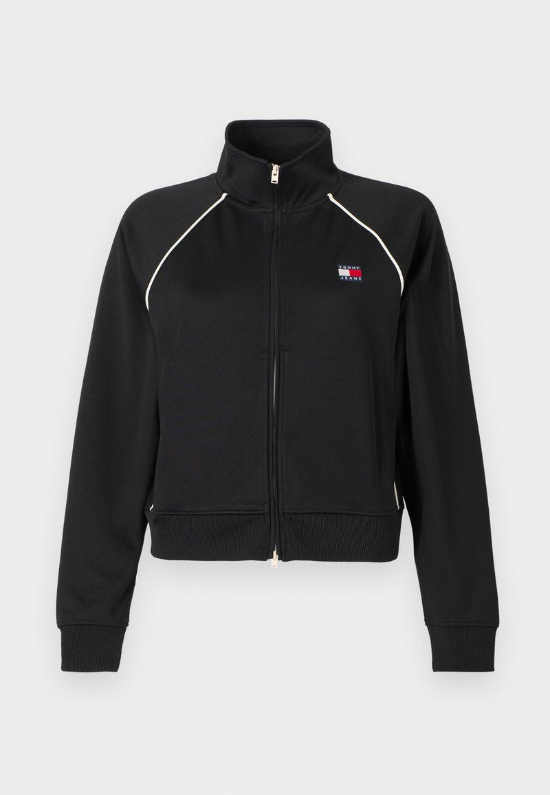 Schwarze Reißverschlussjacke mit hohem Kragen aus glattem Stoff. Verfügt über weiße Paspelierungen an den Schultern und ein kleines Logo auf der Brust.