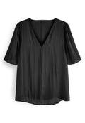 Schwarze plissierte Bluse mit tiefem V-Ausschnitt und kurzen Ärmeln. Hergestellt aus leichtem, durchscheinendem Stoff mit glatter Textur.