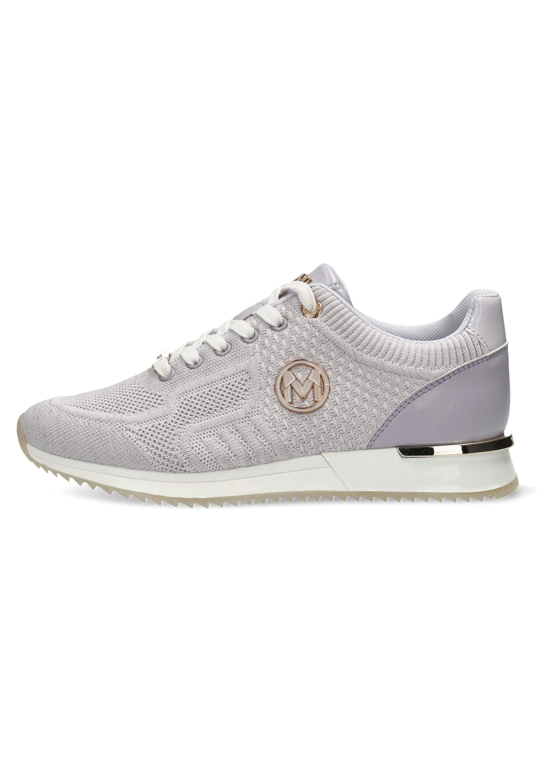 Hellgrauer Schuh für Sportaktivitäten mit gestrickter Textur, runder Form, weißen Schnürsenkeln, metallischen Akzenten und einem Logodetail an der Seite.