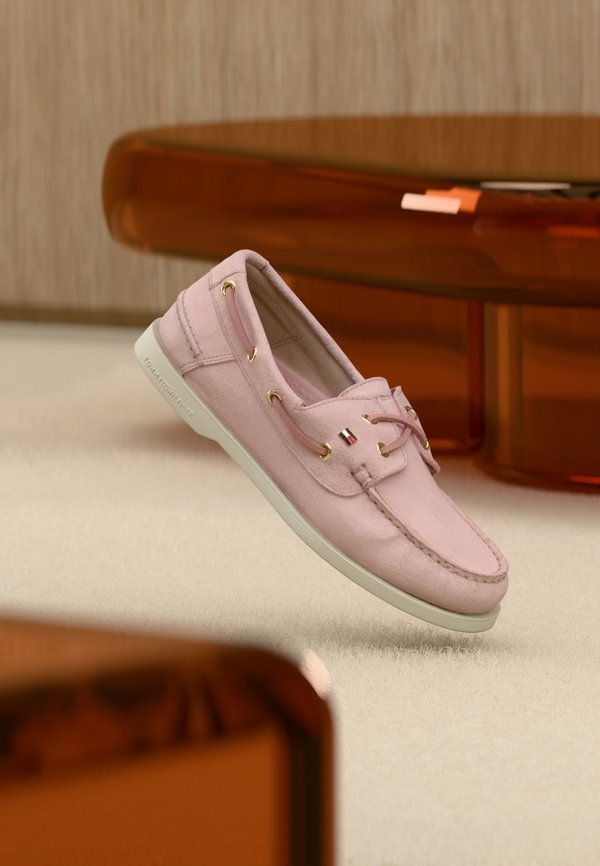 Tommy Hilfiger SUEDE BOAT SHOES - Boat shoes - foggy pink