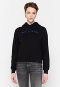 Schwarzer Cropped-Hoodie mit blauer gestickter Schrift auf der Vorderseite. Verfügt über eine Kapuze mit Kordelzug sowie gerippte Bündchen und Saum. Weicher Stoff.