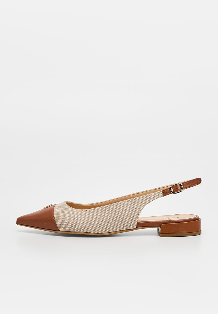 Damen Slingback-Flacher Schuh mit spitzer brauner Lederkappe, beigem gewebtem Obermaterial, niedrigem Blockabsatz und verstellbarem Knöchelriemen mit Schnalle.