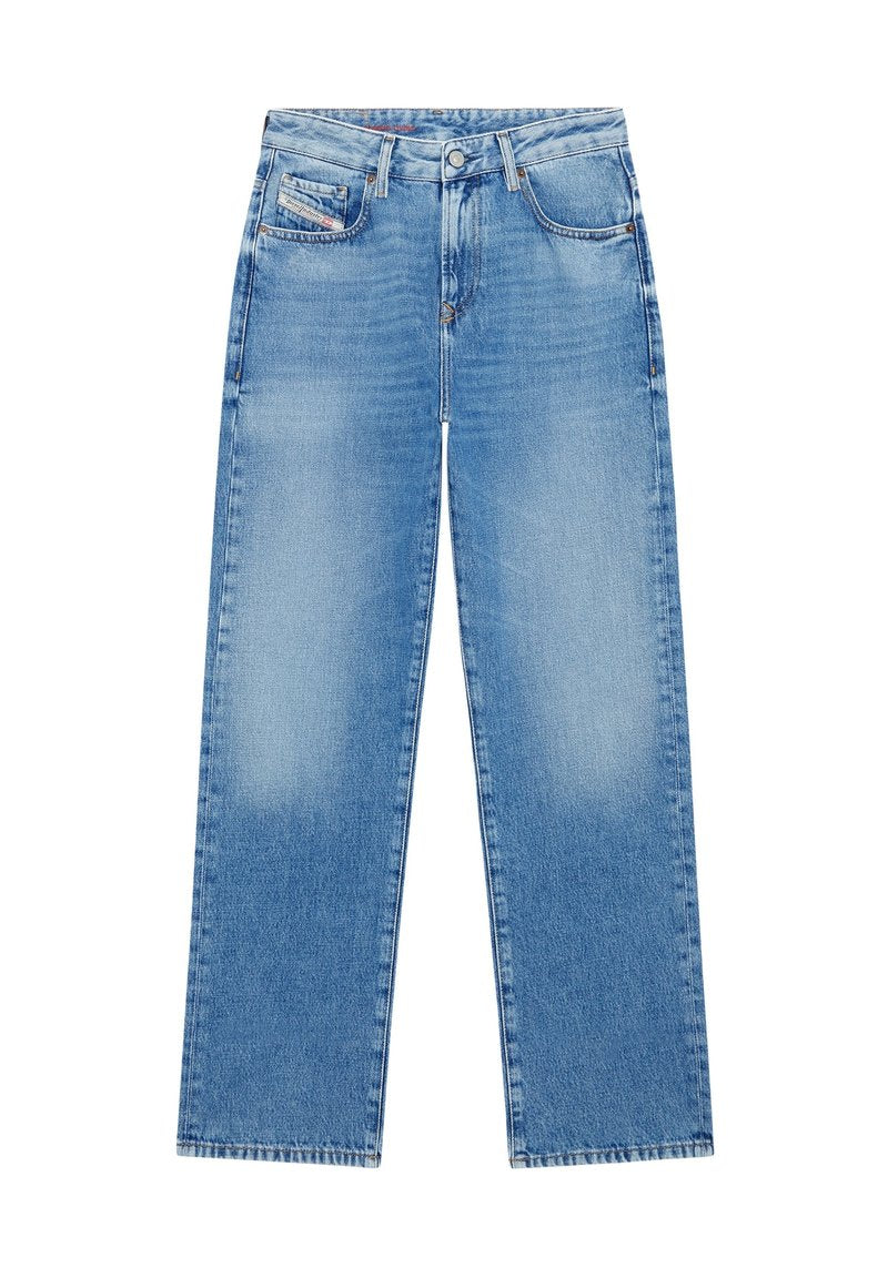 Hellblaue Denim-Jeans mit hoher Taille, weitem Bein, fünf Taschen und subtilen Ausbleichungen im Stoff. Sichtbare Kontrastnähte.