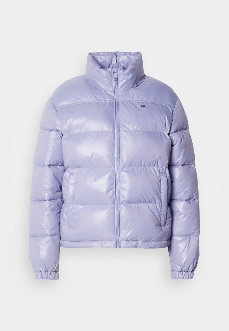 Helle lila Puffjacke mit hohem Kragen, Frontreißverschluss und elastischen Bündchen. Glattes, glänzendes Material mit genähten Paneelen.