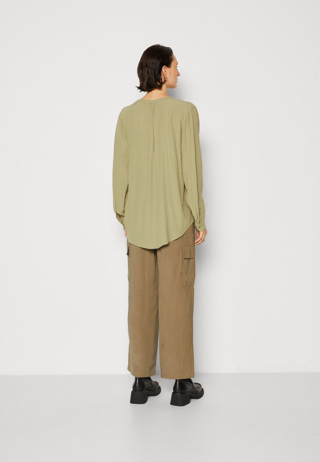 BLOUSE Media 5