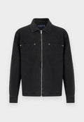 Schwarze Jeansjacke mit langen Ärmeln, durchgehendem Frontreißverschluss, zwei Brusttaschen mit Knopfdetails und einem klassischen Kragen.