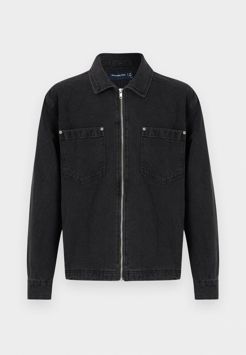 Schwarze Jeansjacke mit langen Ärmeln, durchgehendem Frontreißverschluss, zwei Brusttaschen mit Knopfdetails und einem klassischen Kragen.