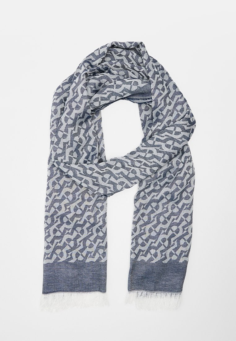 Blauer Schal mit geometrischem Muster, gefertigt aus strukturiertem Material, mit Fransen an den Rändern und einem weichen, leichten Tragegefühl.