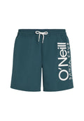 Türkise Bade Shorts aus schnelltrocknendem Material, mit einem weißen Logo-Design an der Seite und einem elastischen Bund mit Kordelzug.