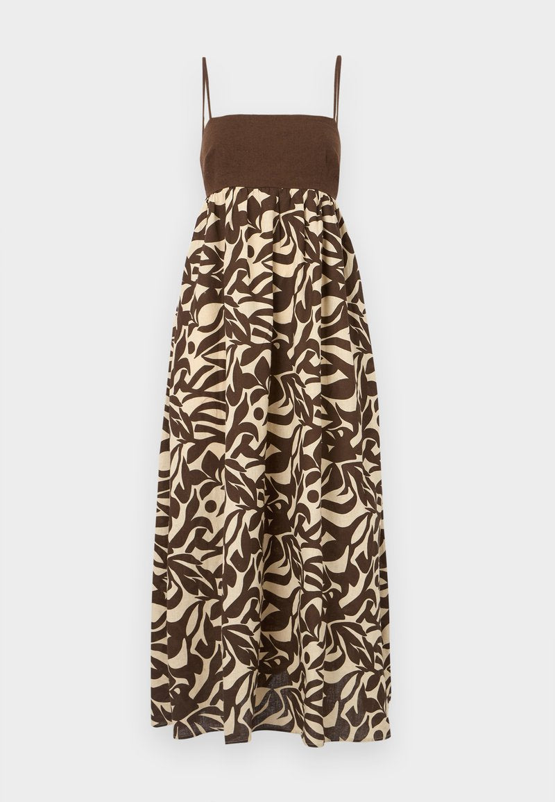 Braunes und cremefarbenes, bedrucktes Maxikleid mit enganliegender Oberseite, dünnen Trägern und weitem Rock, der mit organischen Blattmustern verziert ist.