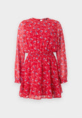 Rotes Blumenkleid mit langen, transparenten Ärmeln, gesmokter Taille und ausgestelltem Saum. Mit einem zarten blau-weißen Muster durchzogen.
