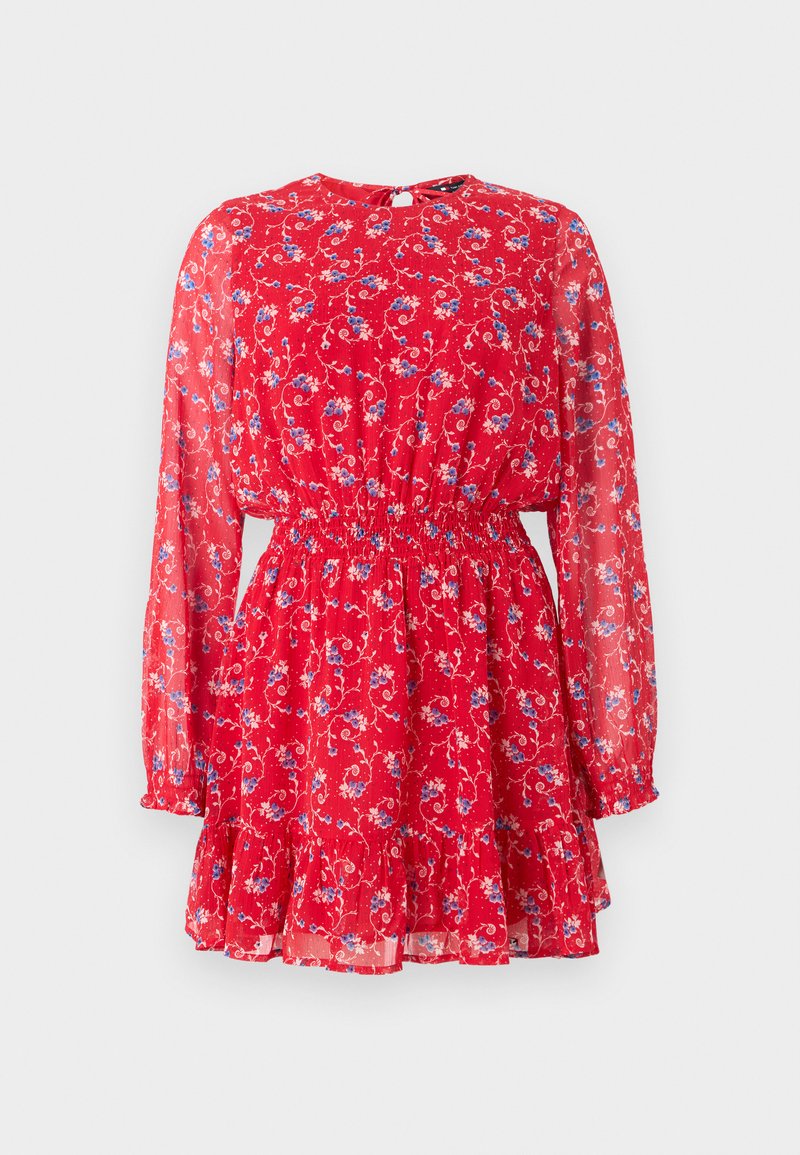 Rotes Blumenkleid mit langen, transparenten Ärmeln, gesmokter Taille und ausgestelltem Saum. Mit einem zarten blau-weißen Muster durchzogen.
