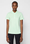 Minzgrünes Poloshirt mit Kragen, kurzen Ärmeln, einer Drei-Knopf-Leiste und einem kleinen schwarzen Logo auf der linken unteren Seite. Glattes, leichtes Material.