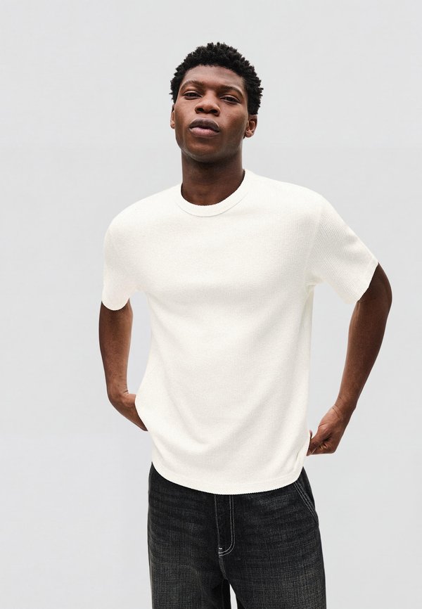 Bershka TEXTURED SHORT SLEEVE - T-SHIRT - Basic T-shirt - white