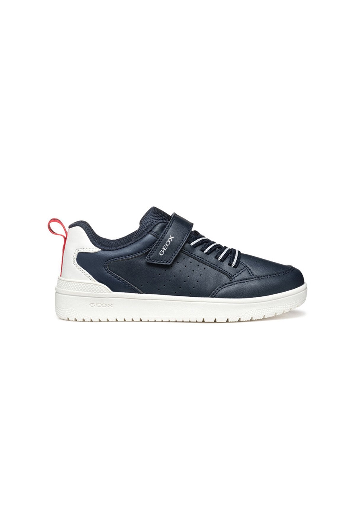 Navyblaue Ledersneaker mit weißer Gummisohle, Klettverschluss und perforierten Details; roter Akzent an der Ferse. Entworfen für Komfort und Atmungsaktivität.