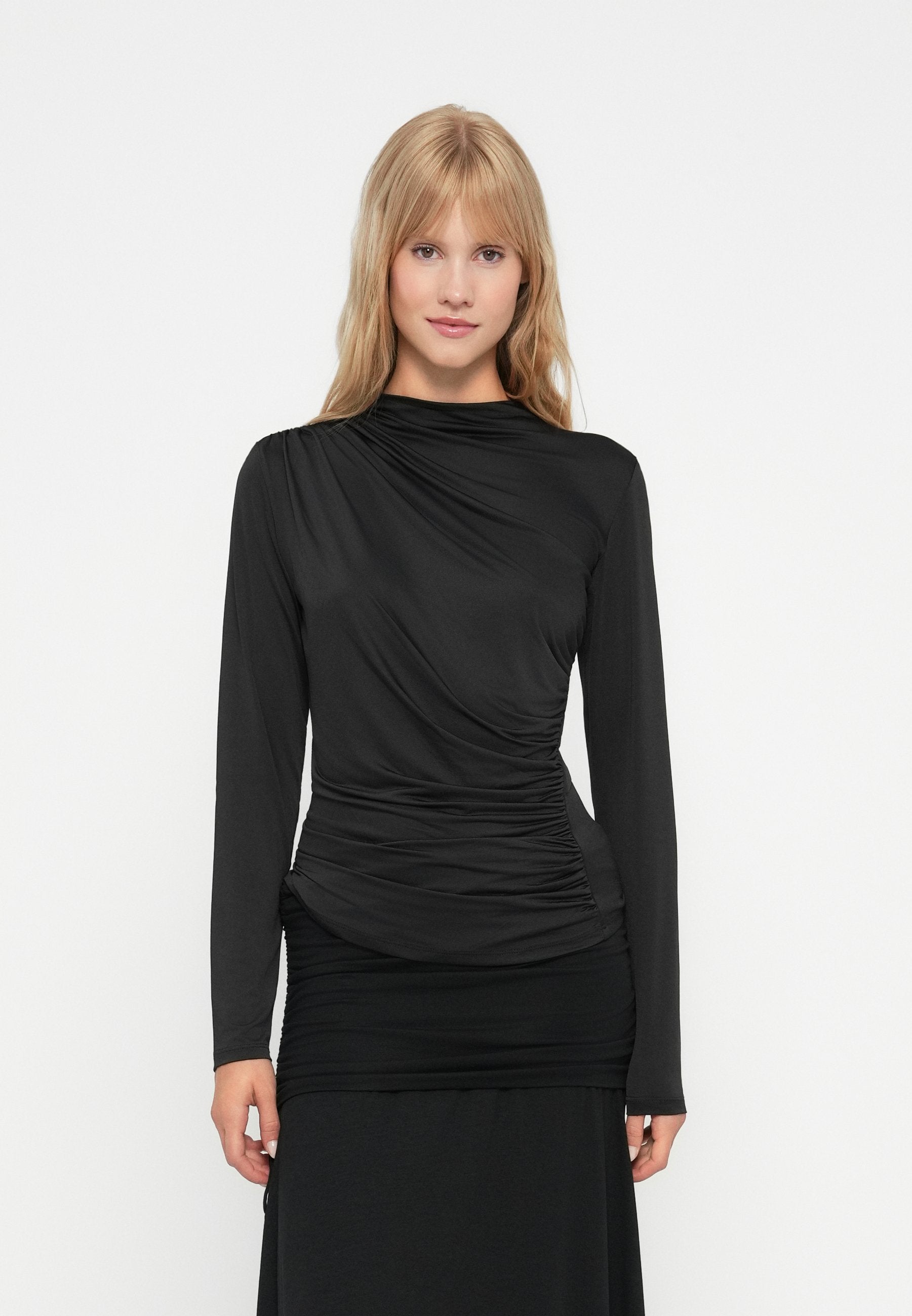 VILA VIZURNA FUNNEL NECK