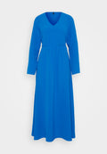 Langes blaues Kleid mit V-Ausschnitt, langen Ärmeln und einer taillierten Taille. Aus weichem Material gefertigt, fällt es in einer A-Linie.