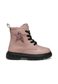 Rosa Leder-Ankle-Boot mit einer schwarzen Gummisohle, ausgestattet mit einem glitzernden rosa Sternakzent und schwarzen Schnürsenkeln.