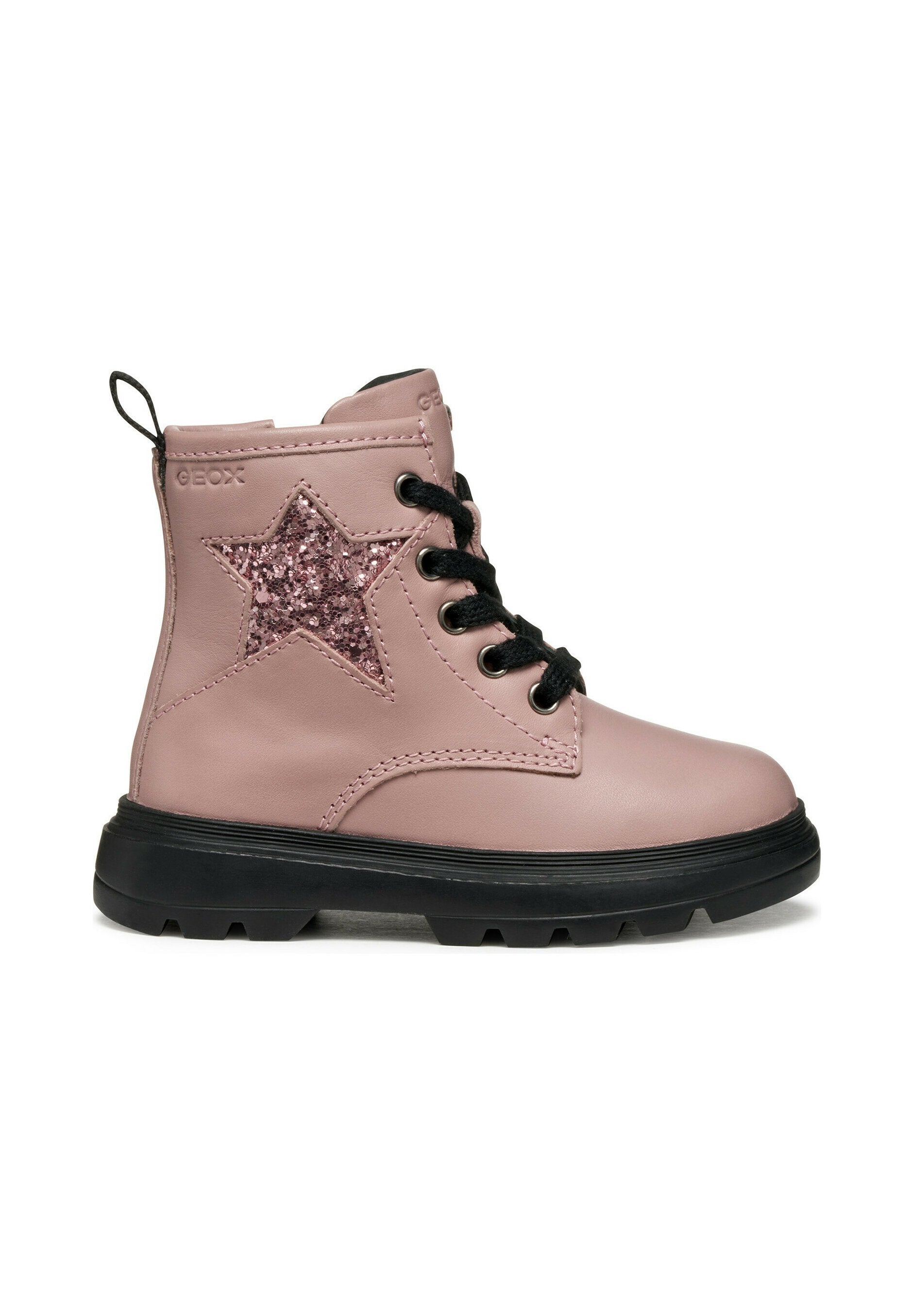 Rosa Leder-Ankle-Boot mit einer schwarzen Gummisohle, ausgestattet mit einem glitzernden rosa Sternakzent und schwarzen Schnürsenkeln.