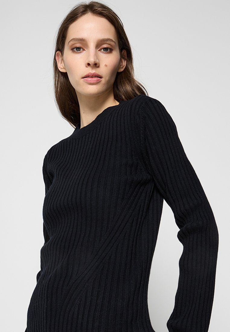 CLOSED CREW NECK LONG SLEEVE