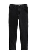 Schwarze Jeans aus Denim mit geradem Bein, fünf Taschen, vornem Knopfverschluss und dezenten Nähdetails entlang der Nähte.
