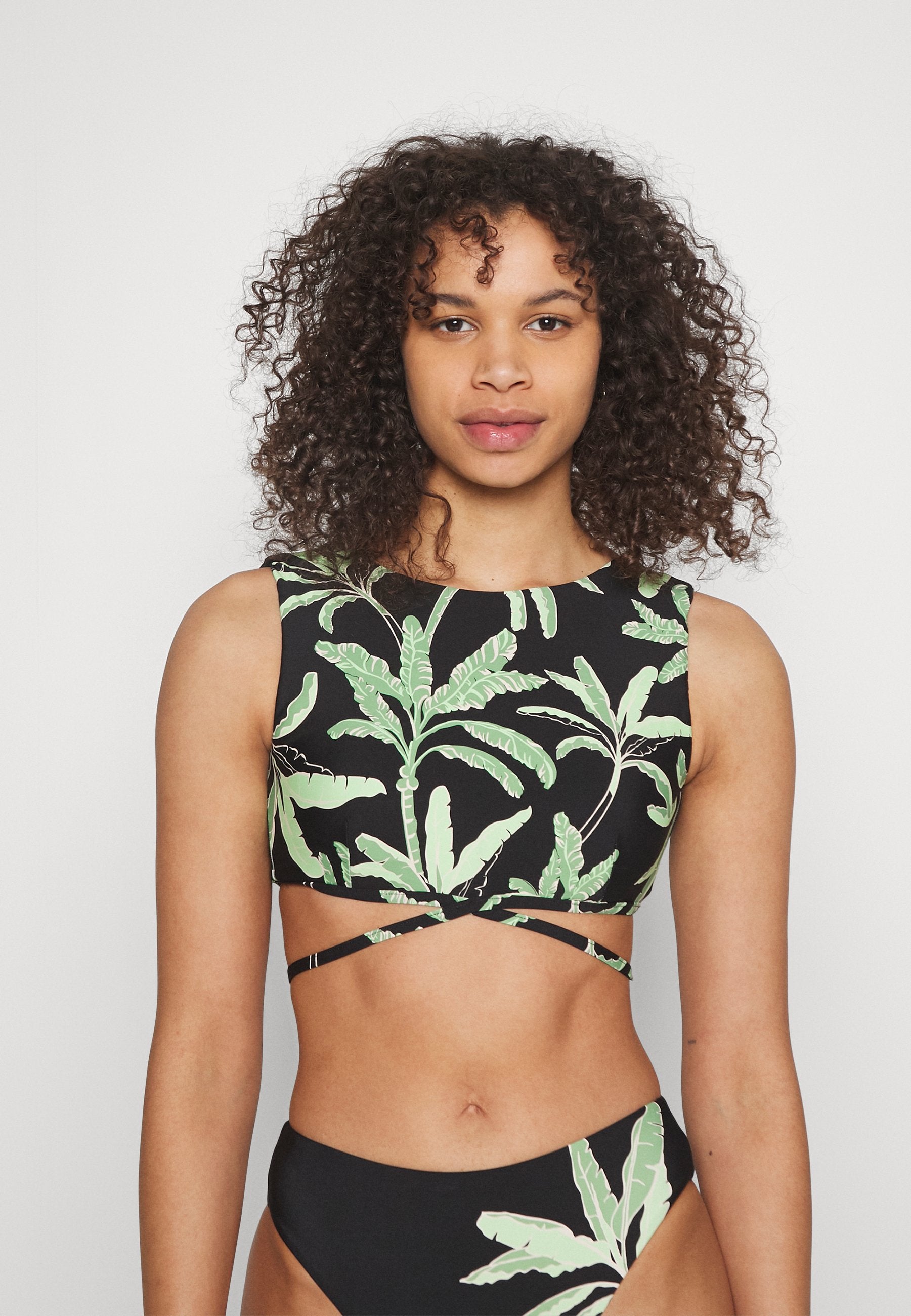 PALM PARADISE CROP Media 3