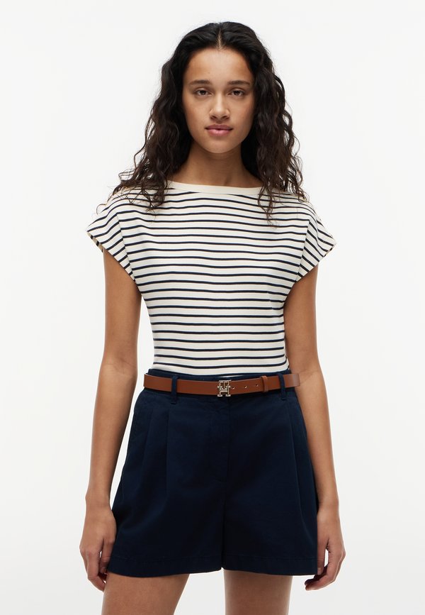 Tommy Hilfiger BOAT NECK TEE - Print T-shirt - calico/dark night navy