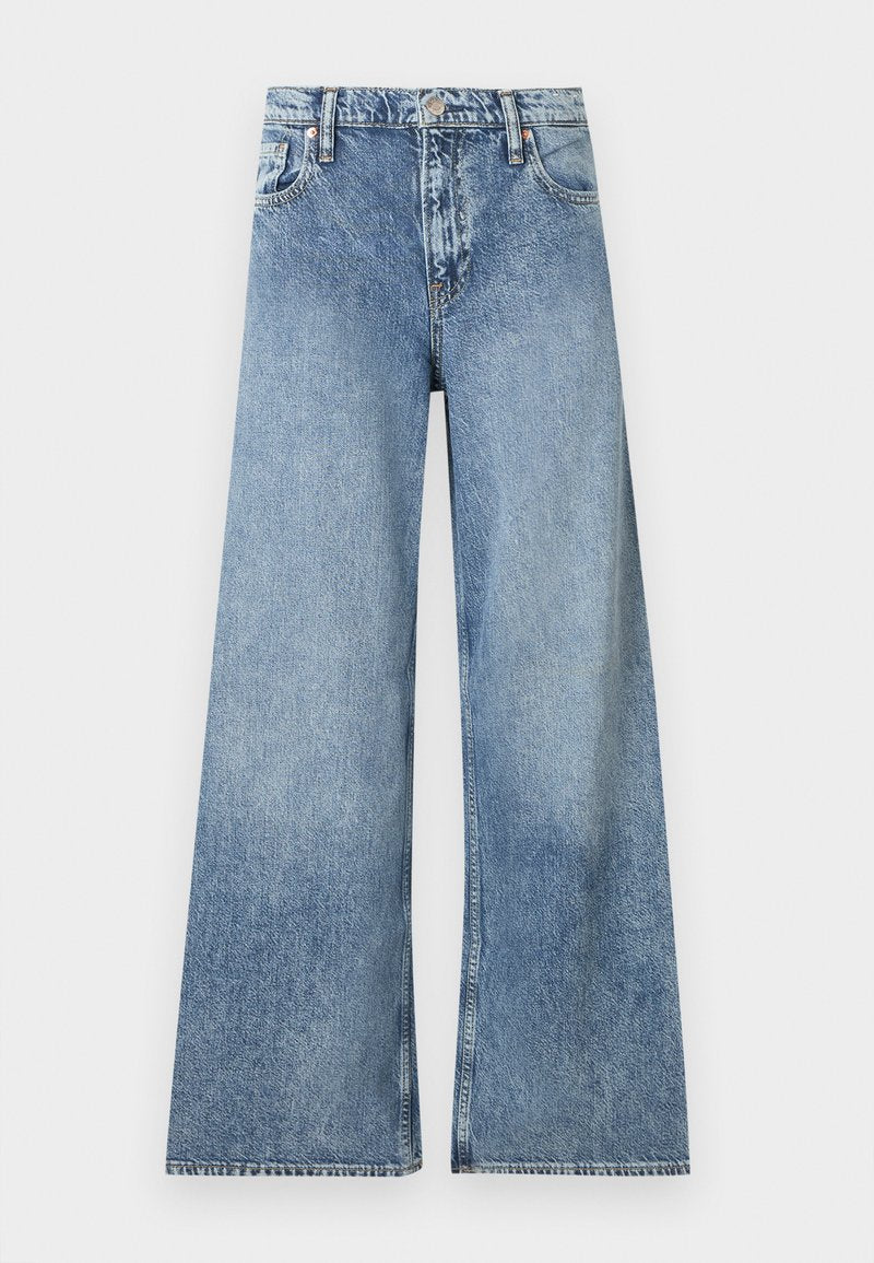 Hellblaue, weit geschnittene Jeans aus Denim mit Vordertaschen, Gürtelschlaufen, Knopfverschluss und verblassten Details.