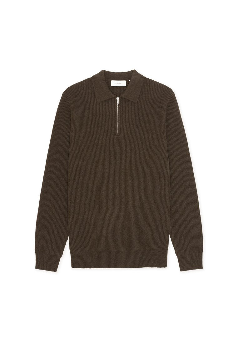 Brauner gerippter Strickpullover mit Kragen und einem Viertelreißverschluss. Verfügt über lange Ärmel und einen taillierten Bund. Weicher Stoff.