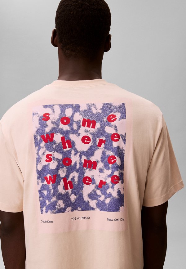 Calvin Klein Jeans SOMEWHERE GRAPHIC