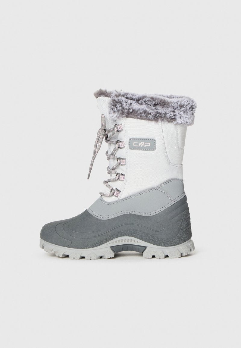 Weißer und grauer Winterstiefel mit Kunstfellmanschette, strukturiertem Stoff, Gummisohle und Schnürsystem für einen sicheren Sitz. CMP-Logo an der Seite.