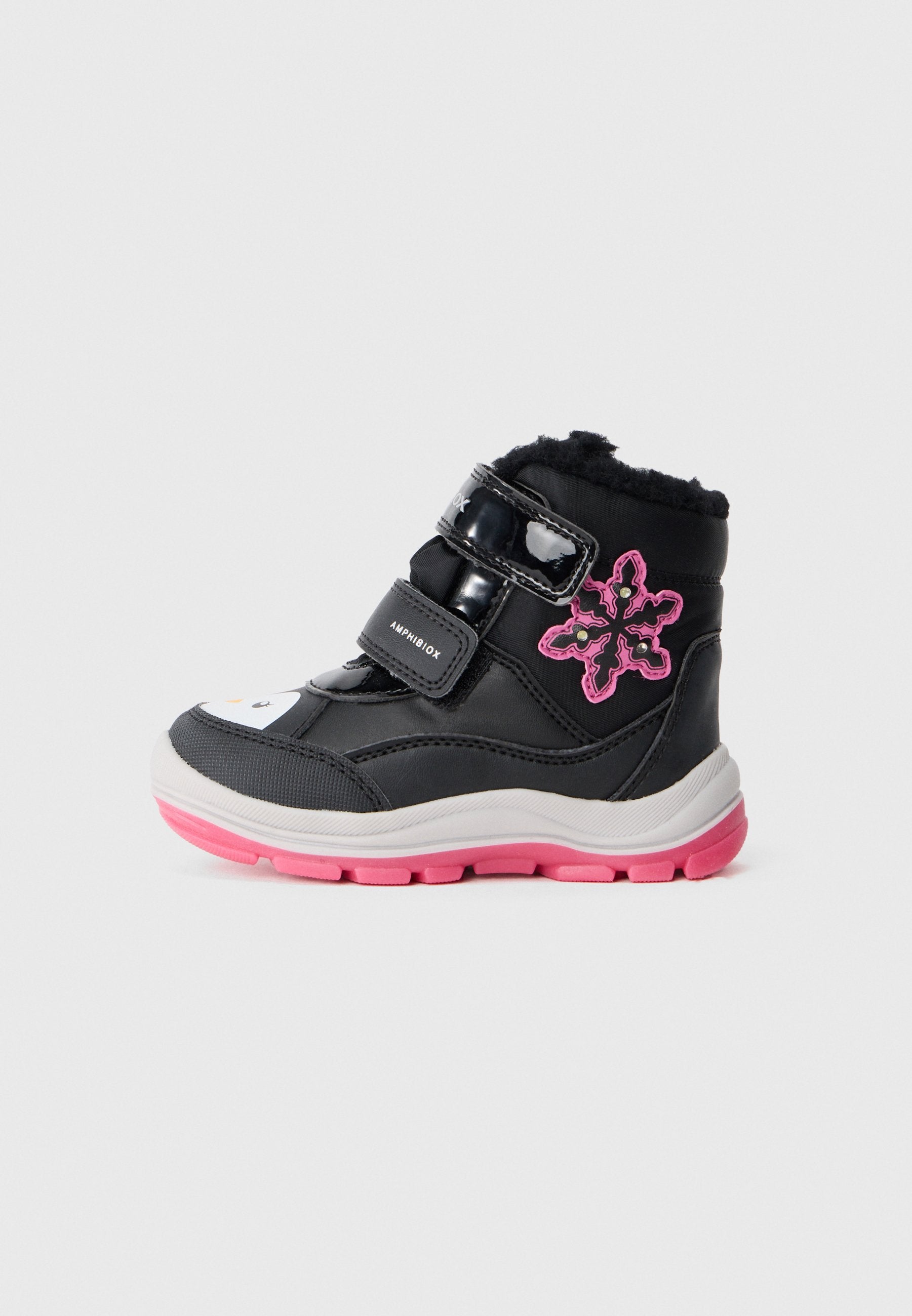 Schwarze Kunstleder-Ankleboots mit zwei Klettverschlüssen, pinken Akzenten, weichem Kunstfellkragen und floralem Design an der Seite. Gummisohle.