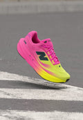 New Balance 1080 V15 LONDON MARATHON - Road running shoes - alkaline green/pink heat