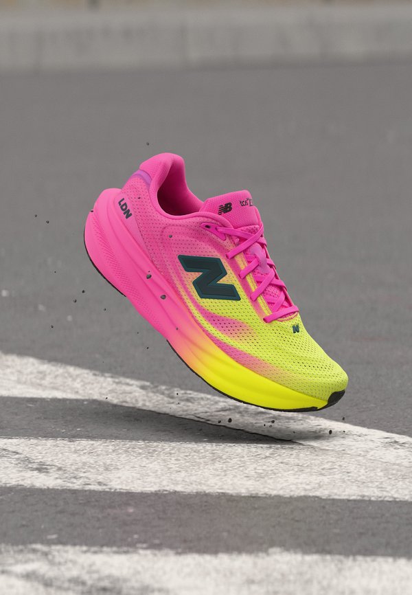 New Balance 1080 V15 LONDON MARATHON - Road running shoes - alkaline green/pink heat