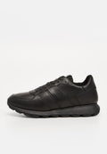 Schwarze Leder-Sneaker mit niedrigem Schaft, Schnürverschluss, gepolstertem Kragen, strukturiertem Gummisohle und minimalen Nähdetails.