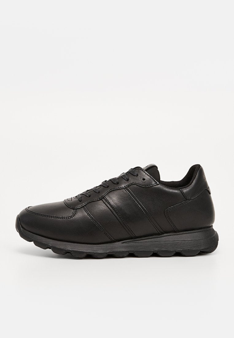 Schwarze Leder-Sneaker mit niedrigem Schaft, Schnürverschluss, gepolstertem Kragen, strukturiertem Gummisohle und minimalen Nähdetails.
