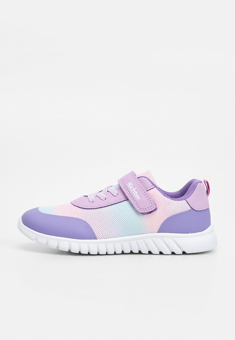 Kinderschuh aus pastellfarbenem lila, rosa und blauem Mesh mit weißer Sohle, Schnürsenkeln und einem Klettverschluss mit der Aufschrift "Richter".