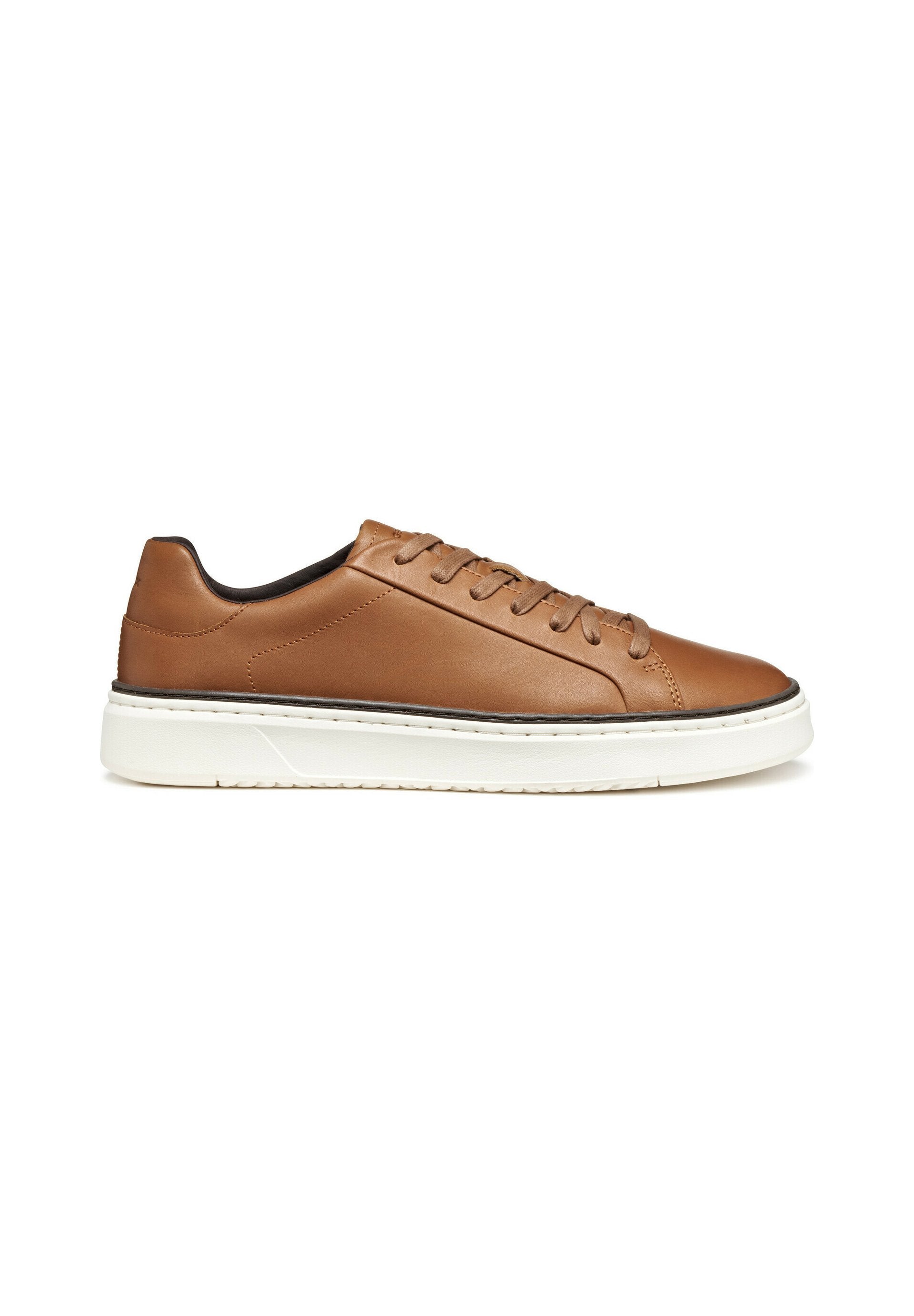 Braune Ledersneaker mit runder Zehenpartie, Schnürung auf der Vorderseite, weißer Gummisohle und kontrastierender schwarzer Innenauskleidung. Glatte Textur.