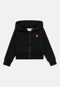 Schwarzer, kurz geschnittener Hoodie mit Reißverschluss, der ein rotes Herzlogo auf der linken Brust, gerippte Bündchen und eine weiche Stofftextur aufweist.