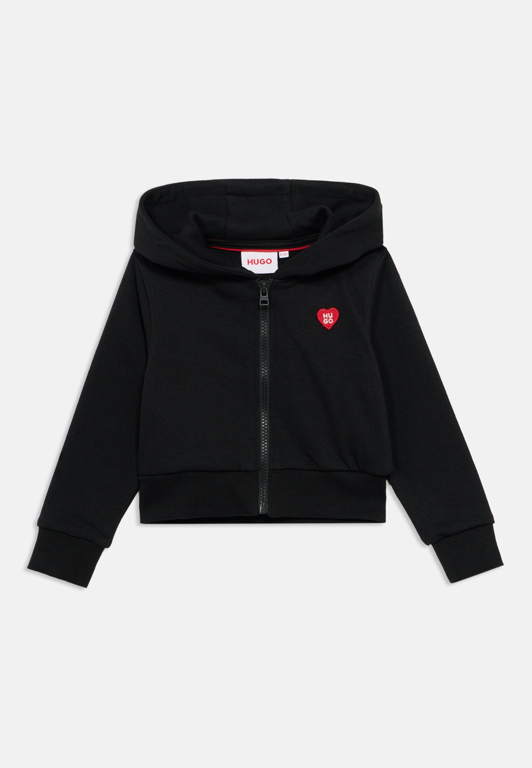 Schwarzer, kurz geschnittener Hoodie mit Reißverschluss, der ein rotes Herzlogo auf der linken Brust, gerippte Bündchen und eine weiche Stofftextur aufweist.