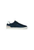 Marineblaue Segeltuch-Sneaker mit strukturiertem Finish, ausgestattet mit einer weißen Sohle und beigen Akzenten an der Ferse, Schnürdesign, minimalistische Markenkennzeichnung.