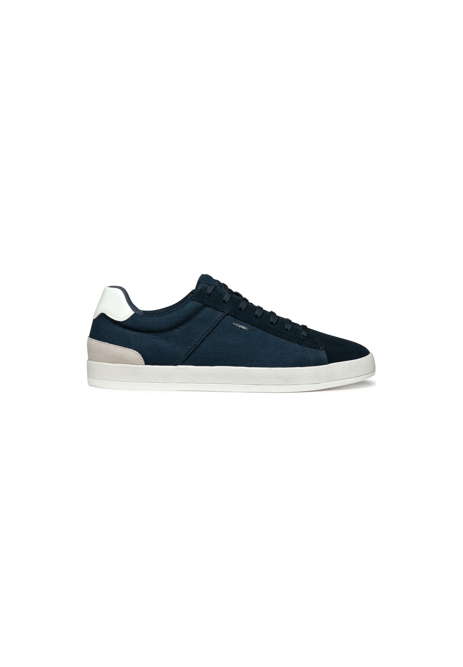 Marineblaue Segeltuch-Sneaker mit strukturiertem Finish, ausgestattet mit einer weißen Sohle und beigen Akzenten an der Ferse, Schnürdesign, minimalistische Markenkennzeichnung.