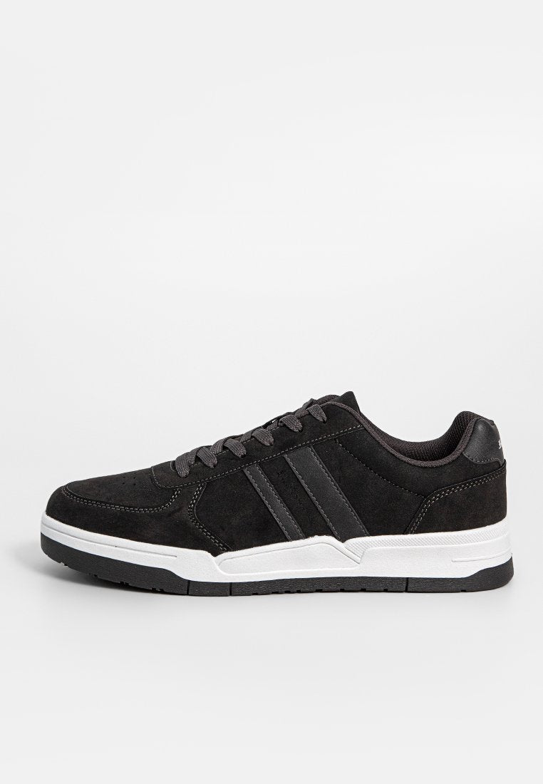 Schwarze Wildleder-Sneaker mit grauen Akzenten, weißer Gummisohle, runder Zehenpartie und kontrastierenden Schnürsenkeln. Zwei horizontale Streifen an der Außenseite.